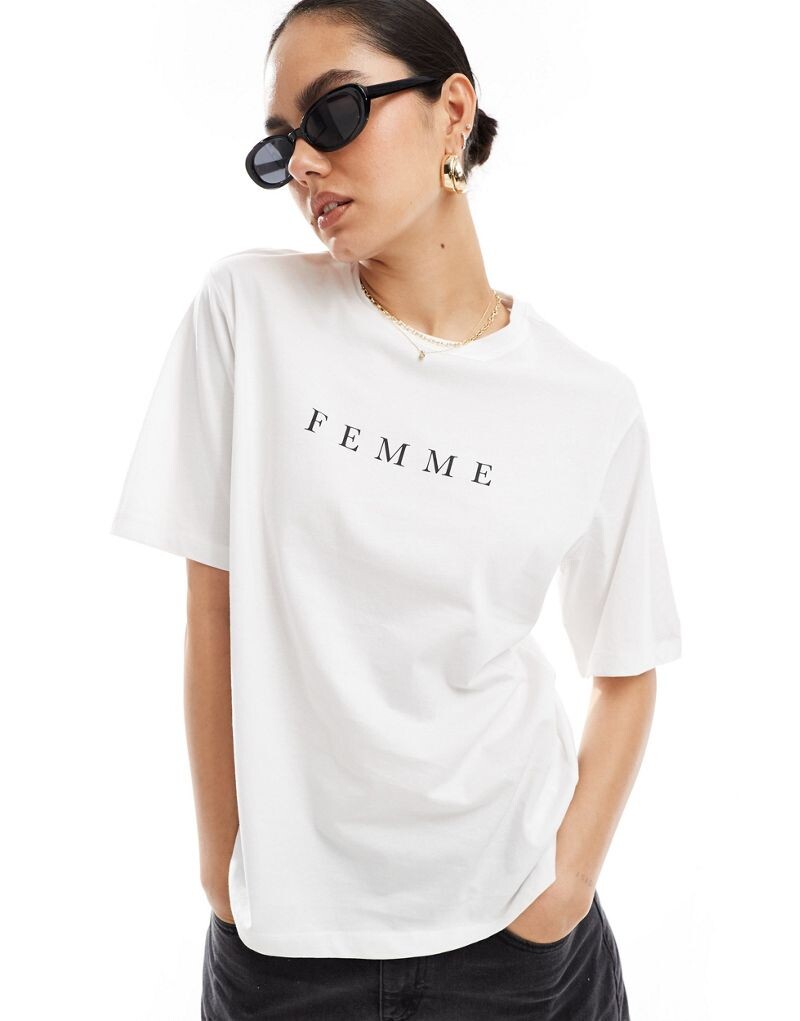 

Белая футболка оверсайз с принтом Femme на груди Selected Femme