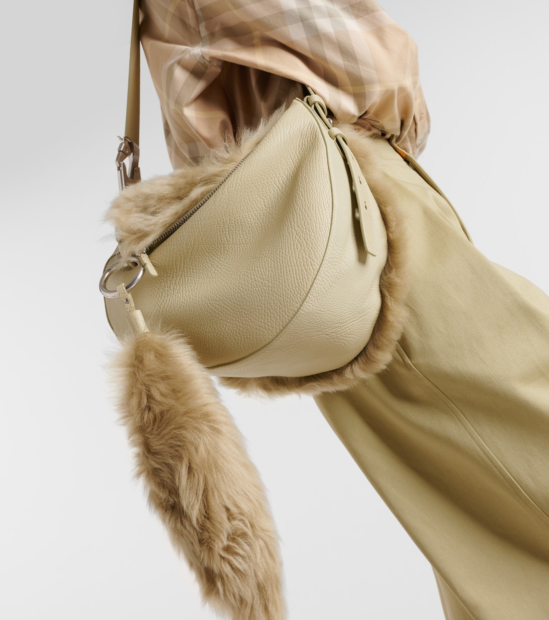 Сумка через плечо Burberry Knight Medium из кожи с отделкой из овчины — фото 2