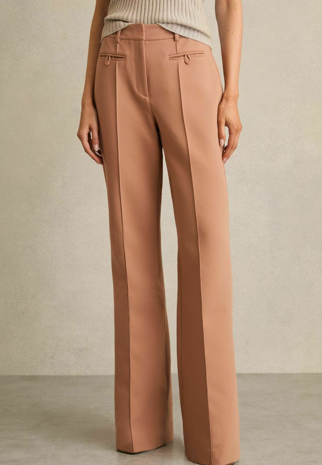 

Брюки REGULAR FIT - ABBEY WELT POCKET FLARED Reiss, коричневый