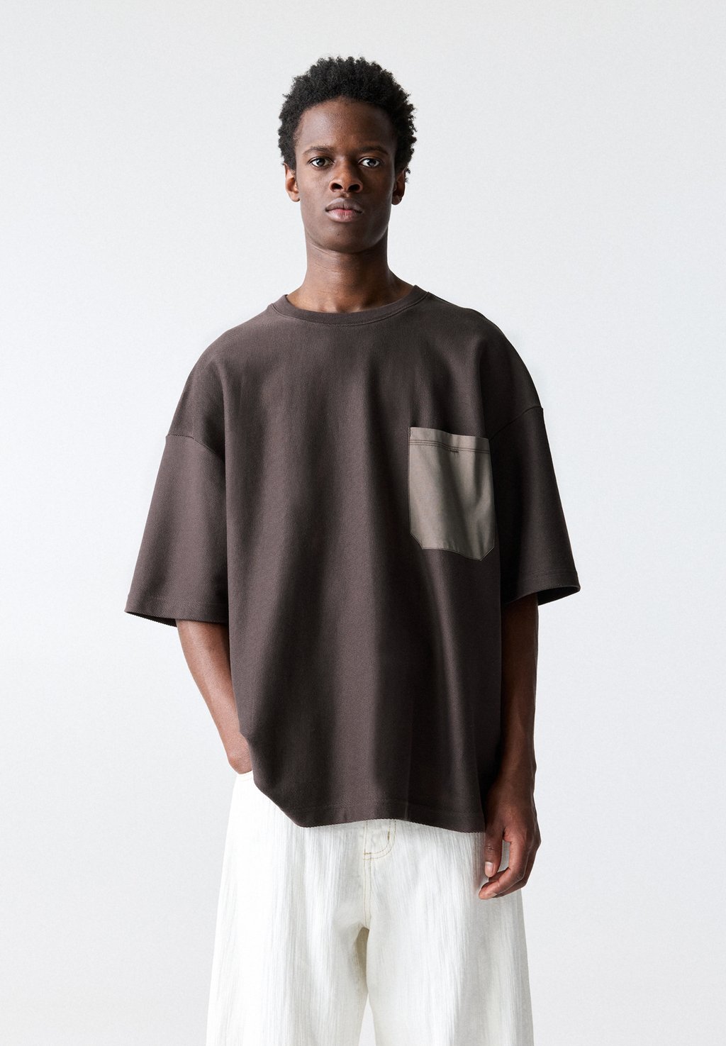 

Футболка с принтом SHORT SLEEVE WITH POCKET PULL&BEAR, коричневый