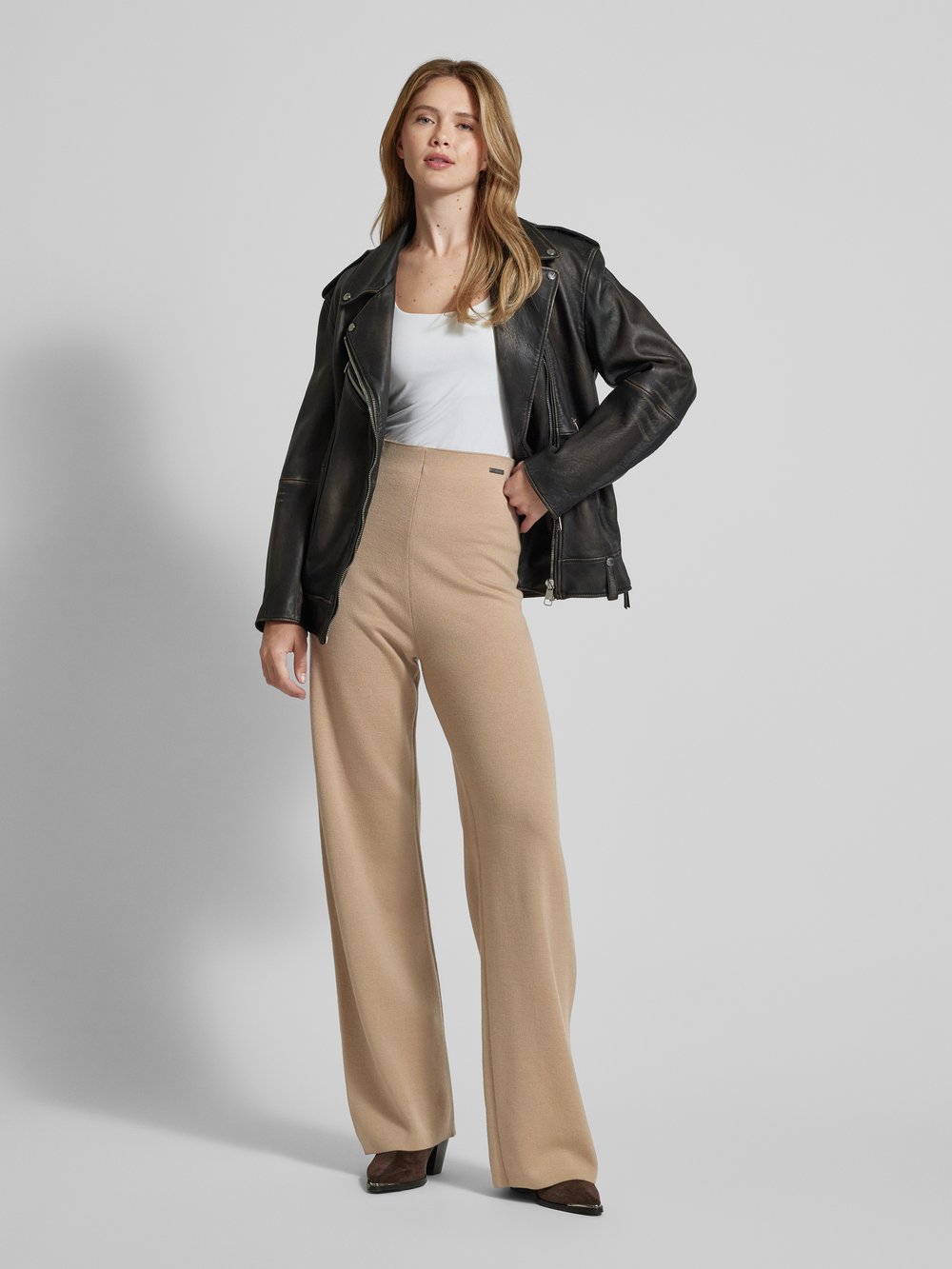 

Брюки прямого кроя с аппликацией-лейблом Calvin Klein Womenswear, бежевый