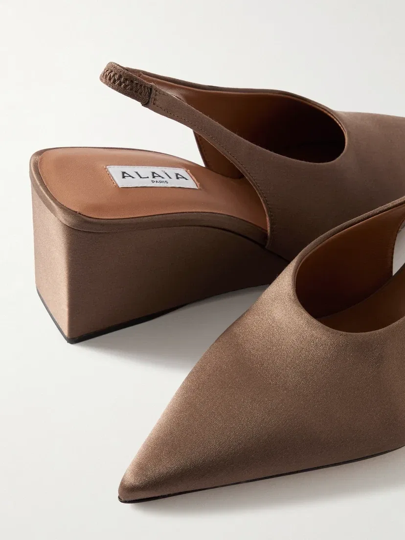 Тапочки на танкетке Cube 75 из атласа на щиколотке Alaïa, коричневый — фото 4