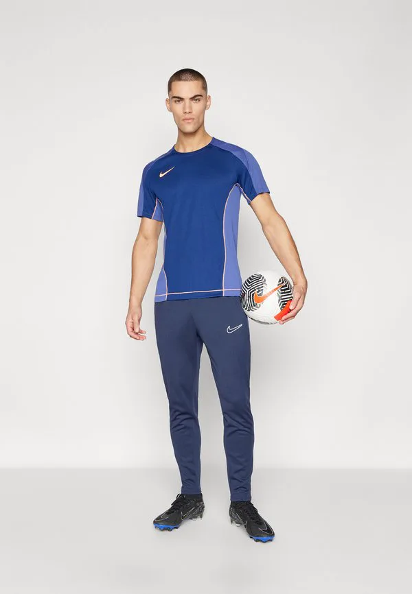 Спортивная футболка Nike Performance, Blue Void/Dark Purple Dust/Orange Pulse — фото 2