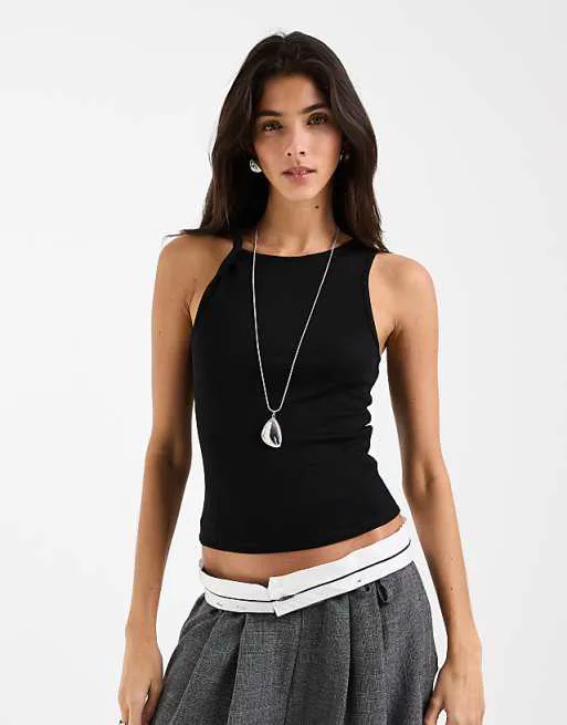 

Черная футболка с овальным вырезом и закрученными деталями ASOS DESIGN