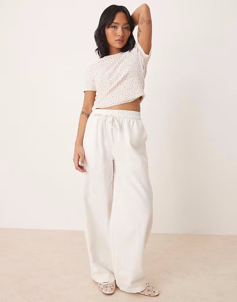 

Брюки ASOS DESIGN Petite из льняного материала с застежкой-молнией в цвете «кремовый»