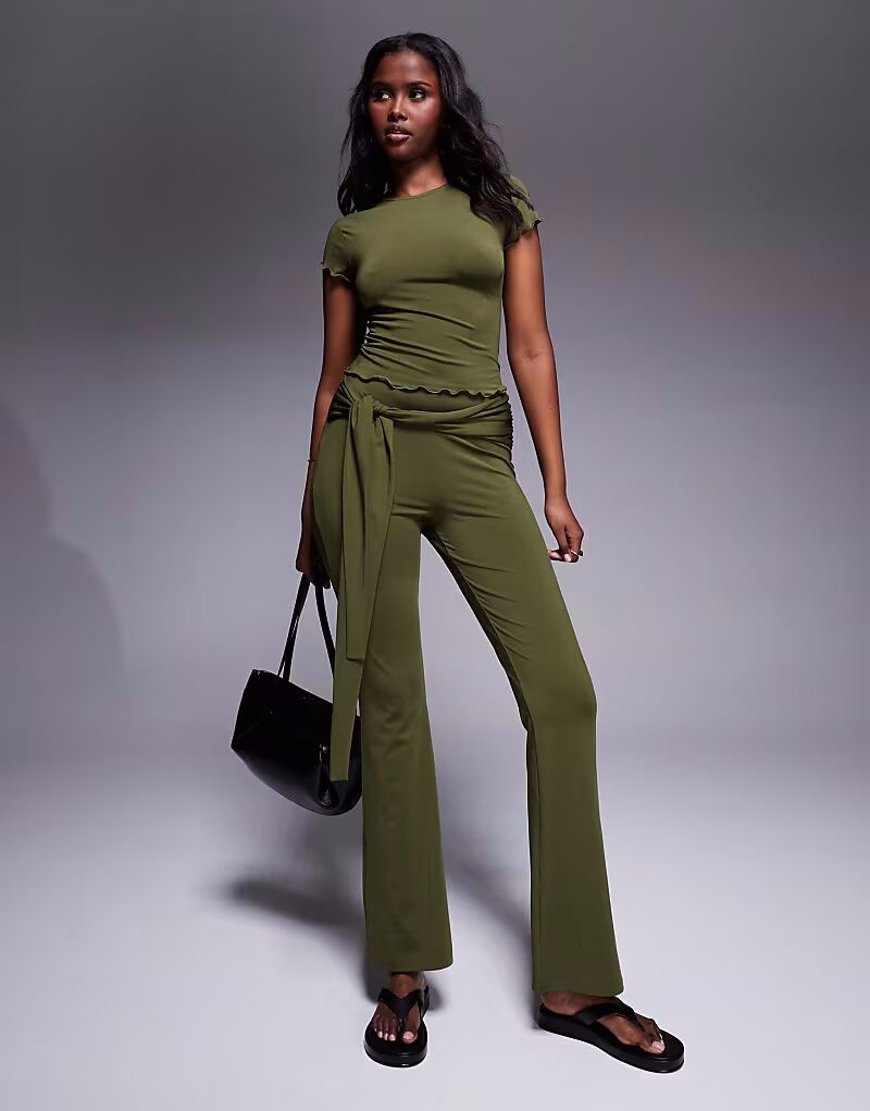 

Расклешенные брюки цвета хаки с завязкой на талии от ASOS DESIGN