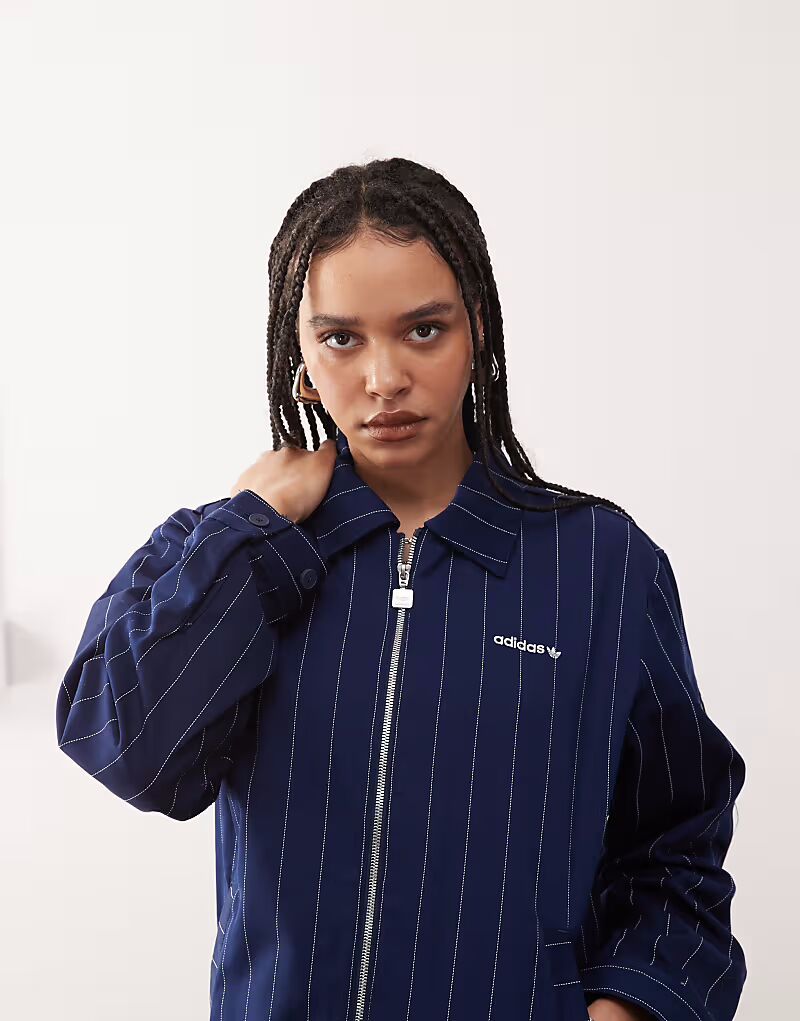 

Куртка Adidas Originals в тёмно-синюю полоску