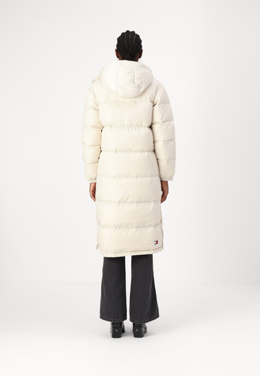 

Пуховое пальто ALASKA LONG PUFF Tommy Jeans, молочный