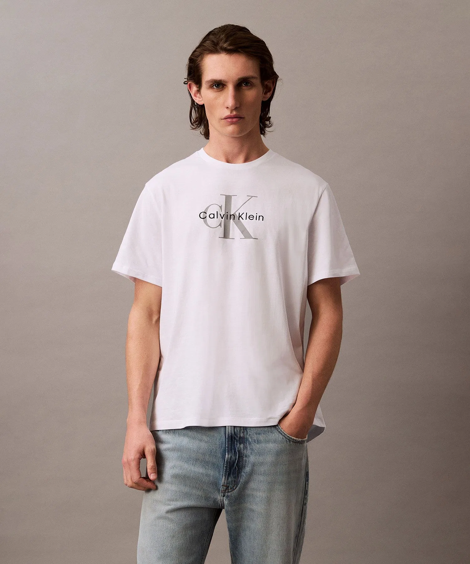 Мужская/женская футболка Calvin Klein Jeans с монограммным принтом — фото 2