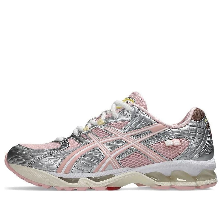 

Кроссовки ASICS x Vandy The Pink x atmos Gel-Nimbus 10.1 'Banana Split Strawberry', розовый