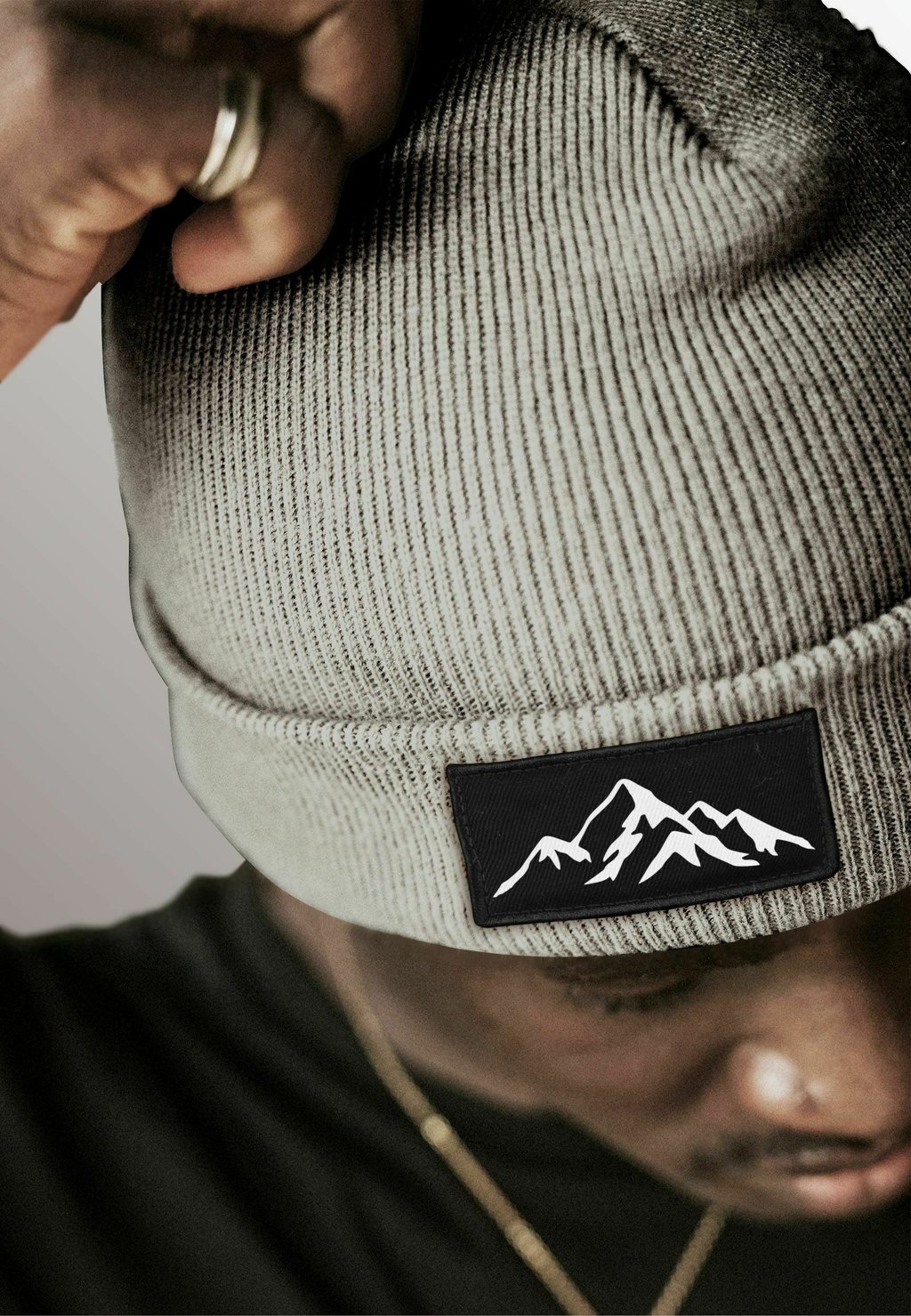 

Шапка MIT PATCH BERGE MOUNTAIN MIT UMSCHLAG Neverless, антрацит