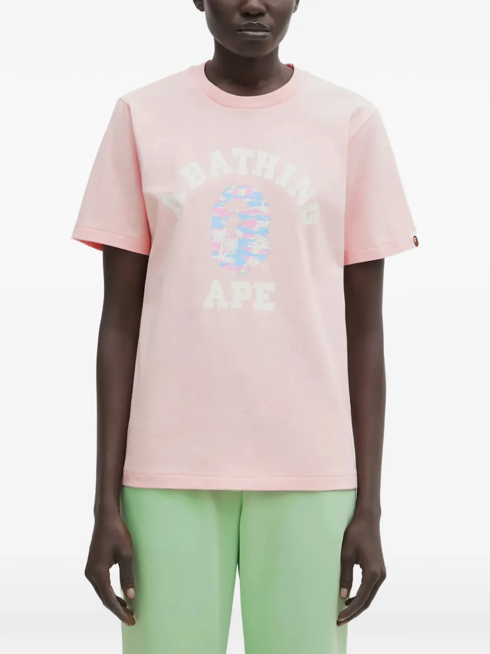 

Футболка с принтом логотипа и камуфляжным узором "пальмовое дерево" A BATHING APE, розовый