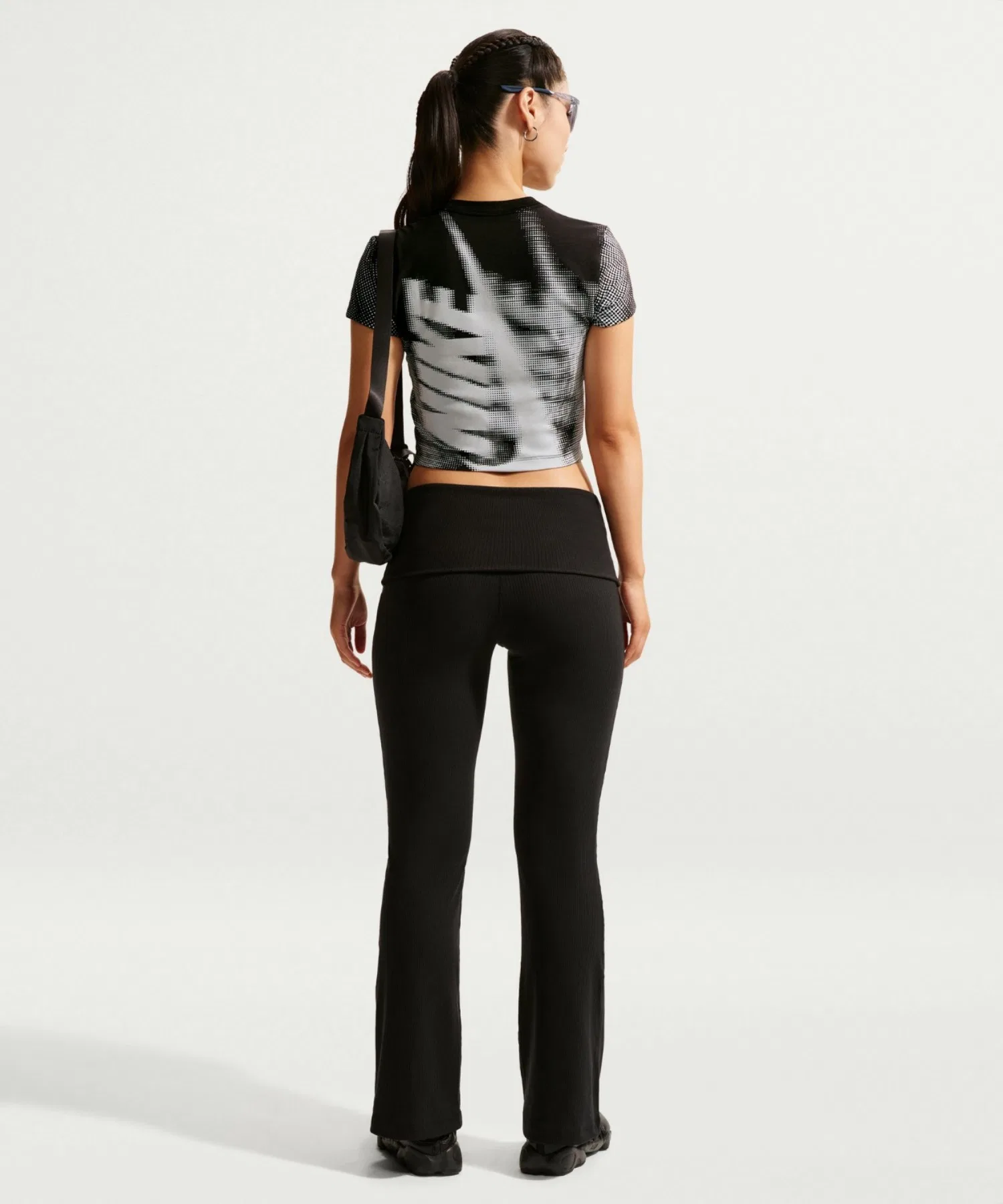 Женская футболка Nike Sportswear Chill Knit Slim Cropped — фото 4