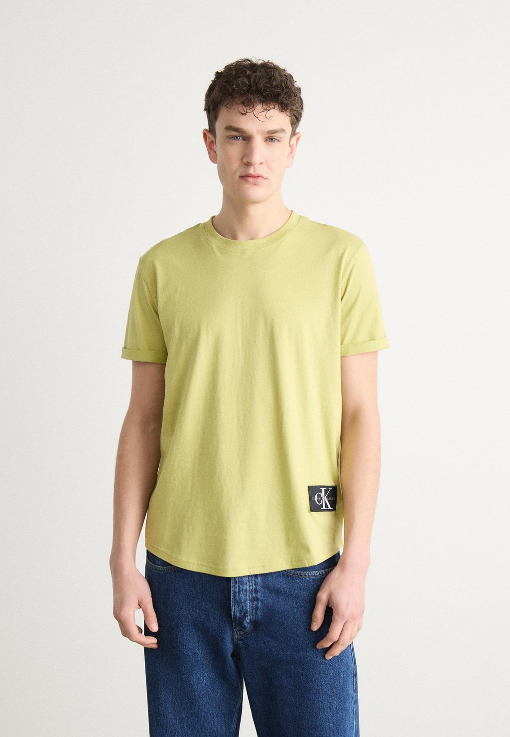 

Базовая футболка BADGE TURN UP SLEEVE Calvin Klein Jeans, зеленый