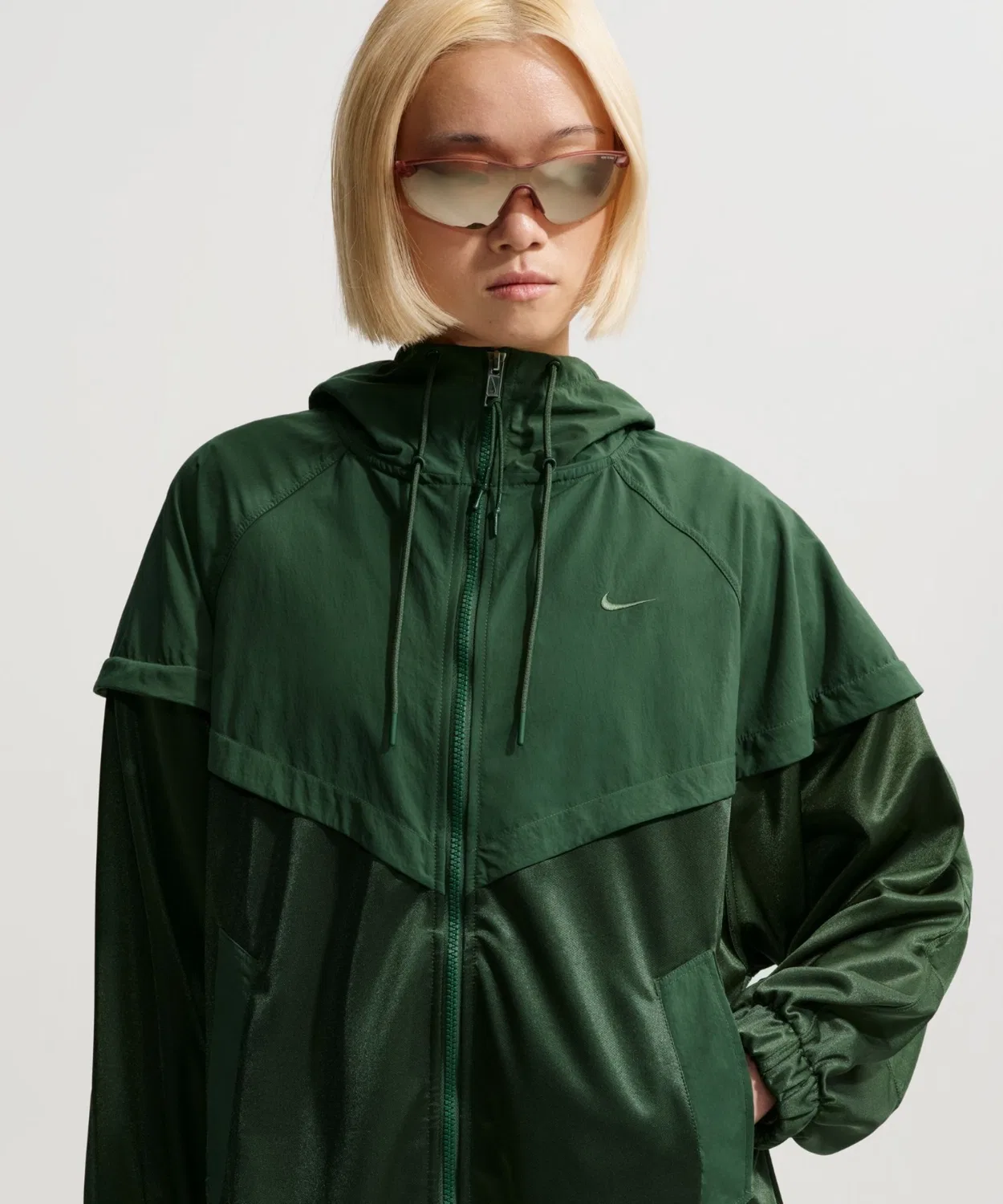 Куртка Nike Windrunner женская оверсайз с капюшоном зелёная