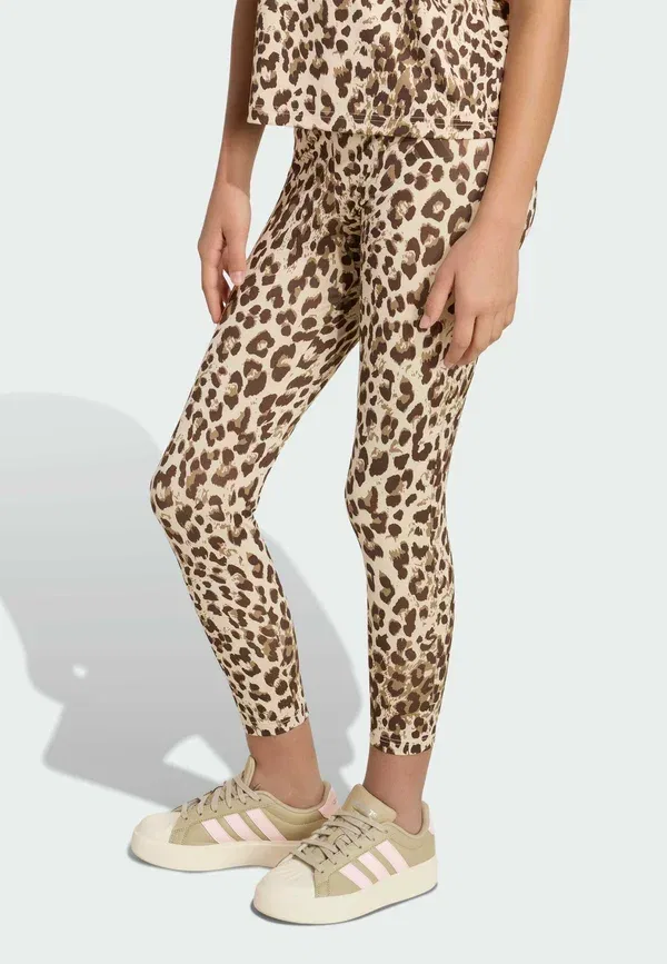 Леггинсы для девочек Junior girl an aop legging leggings Adidas Performance, кристально-льняной хаки, шесть темно-коричневых, темно-коричневый