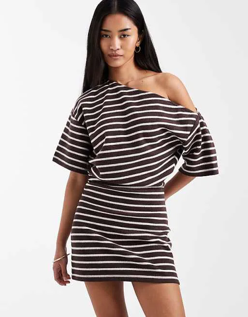 

Мягкое коричневое мини-платье со сборками и короткими рукавами и приспущенными плечами ASOS DESIGN