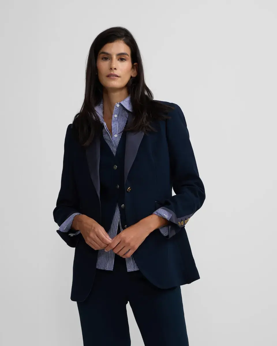 

Классический женский пиджак с деталями из темно-синего сатина Silbon