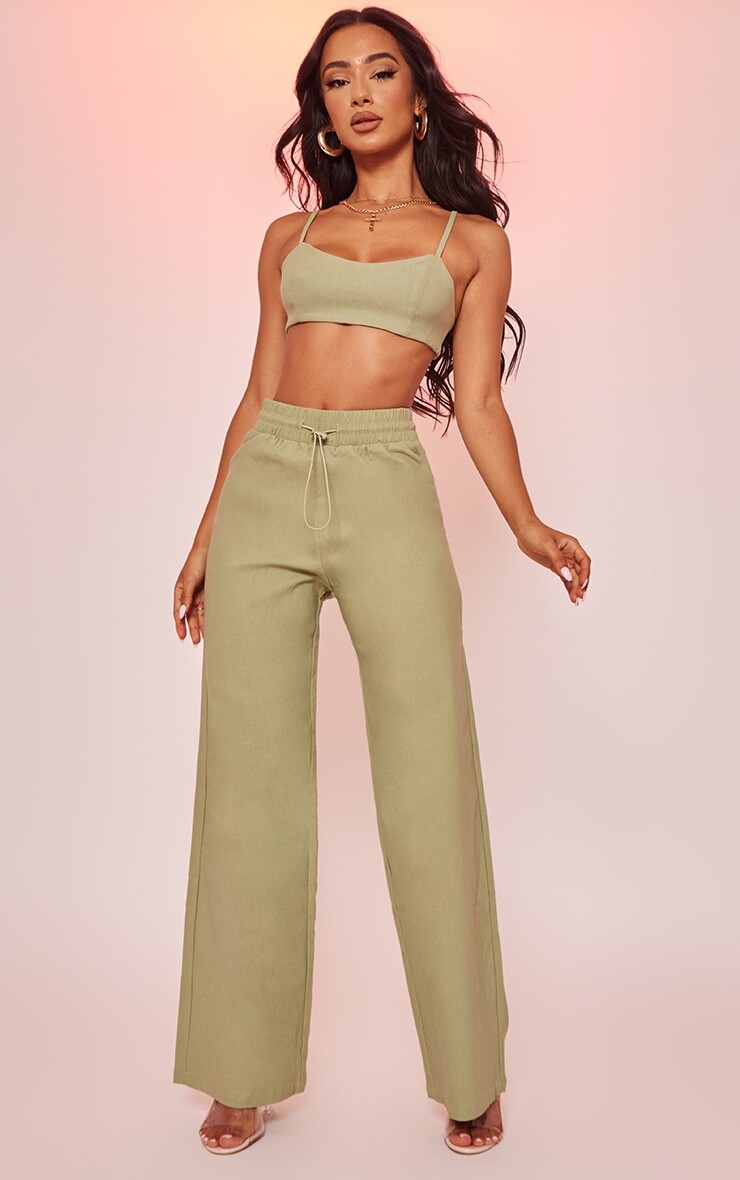 

PrettyLittleThing Прямые брюки Petite Sage персиковой кожи