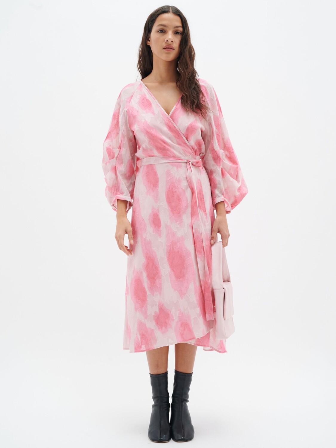 

Хлопковое платье с запахом и рукавами-баллонами InWear Dimitra, нежно-розовое, Розовый, Хлопковое платье с запахом и рукавами-баллонами InWear Dimitra, нежно-розовое