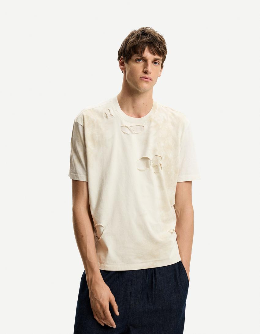 

Футболка с короткими рукавами и рваными краями и эффектом потертости Bershka, бежевый