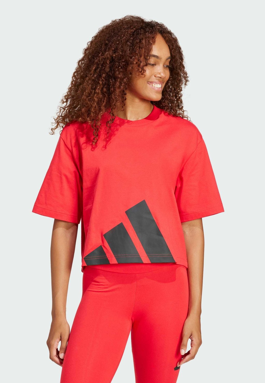 

Футболка с принтом ESSENTIALS BIG LOGO FRIEND adidas Sportswear, красный