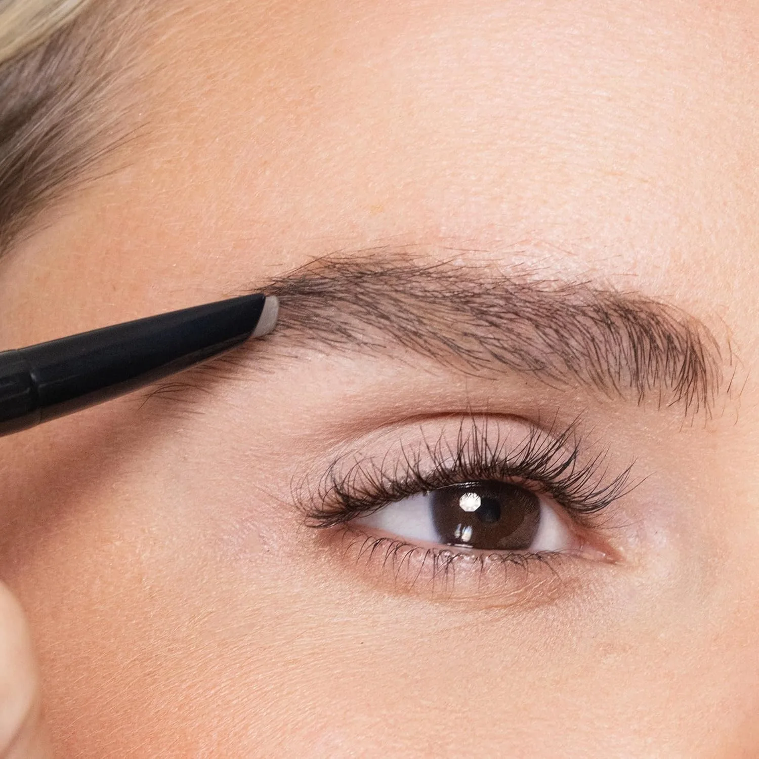 Коррекция бровей Trish McEvoy Fuller Brows, 0,1 г / 0,003 унции, Deep Blonde — фото 3