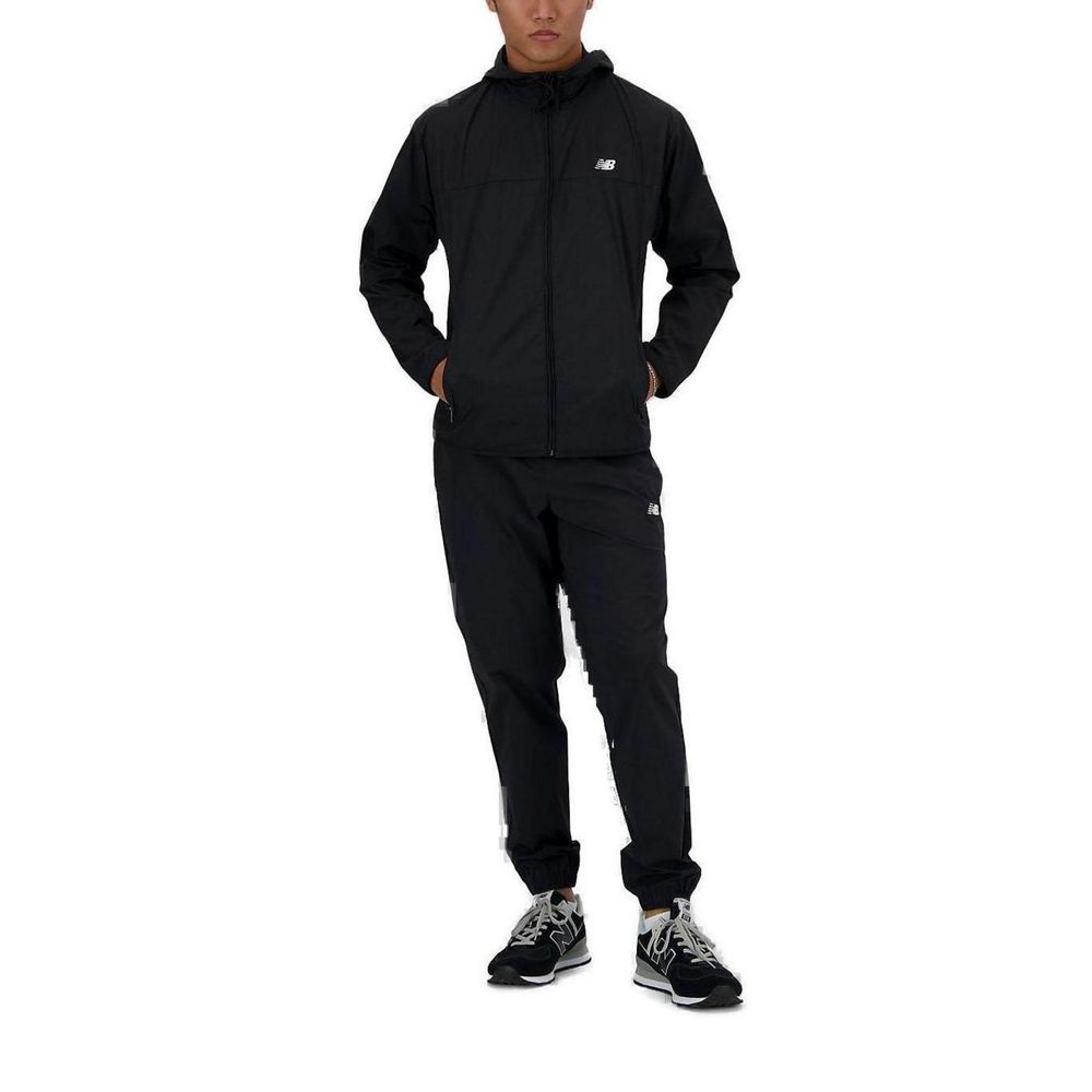 

Черная куртка из полиамида New Balance