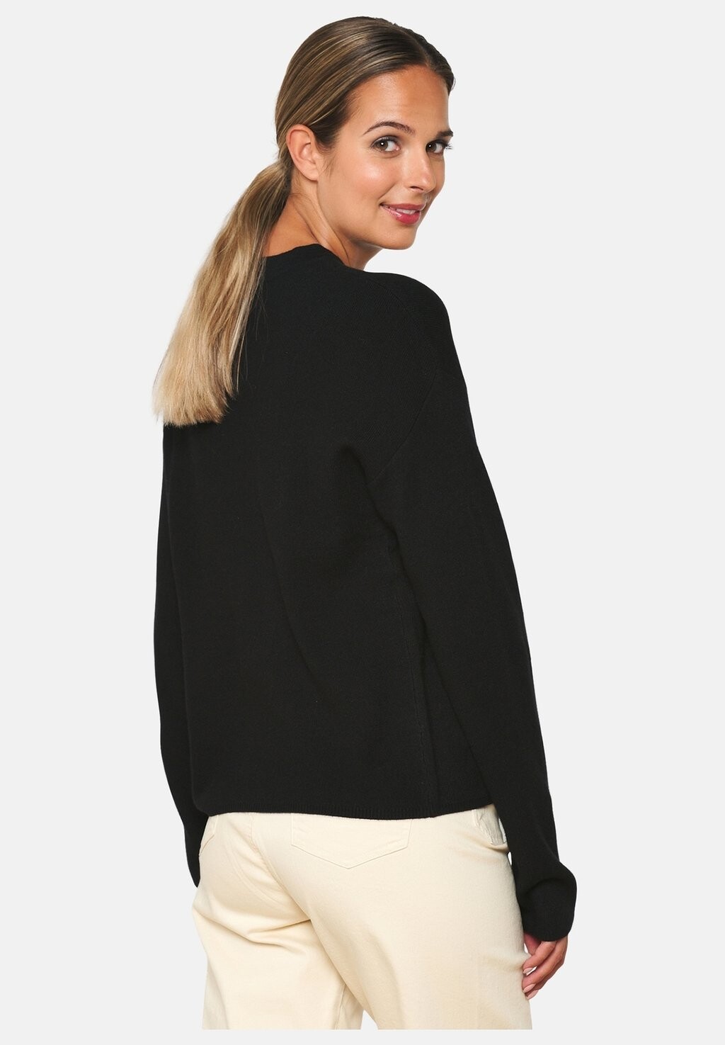 

Джемпер WITH ROUND NECK LolaLiza, черный