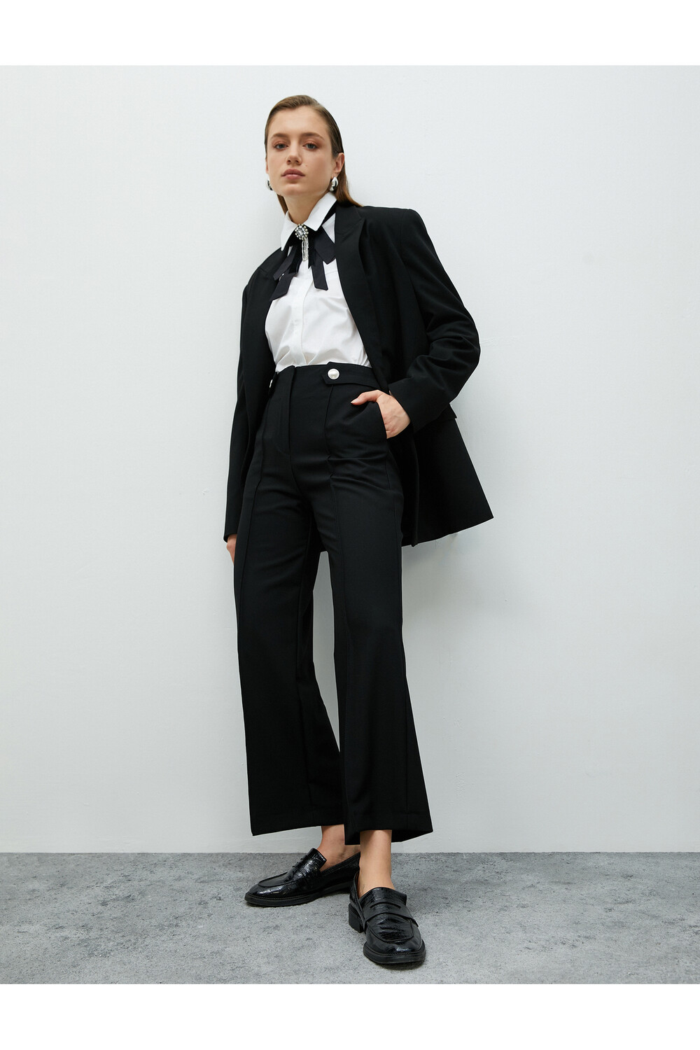 

Укороченные тканевые брюки с широкими штанинами и карманами на пуговицах Koton, черный