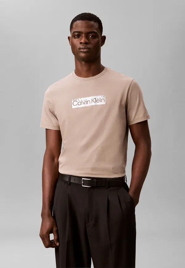Футболка с принтом Calvin Klein, цвет жареный кешью
