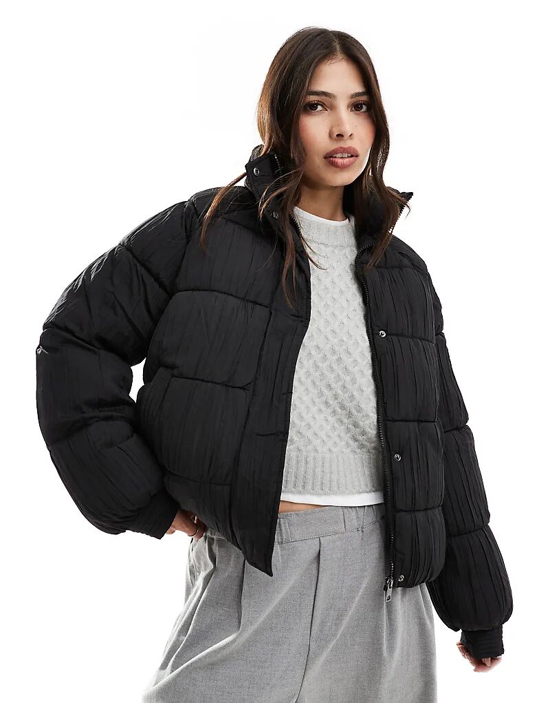 

Короткое стеганое пальто с текстурированной плиссе черного цвета Vero Moda