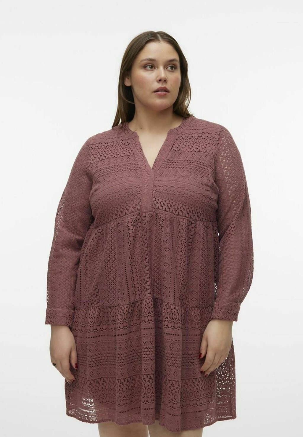 

Платье повседневное V-AUSSCHNITT CURVE ÄRMELBÜNDCHEN MIT KNOPF Vero Moda Curve, цвет rose brown