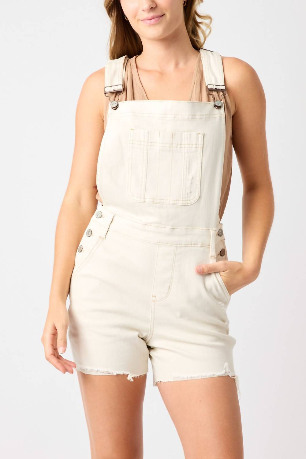 

Короткие шорты с высокой посадкой Garment Dyed Cutoff Shortalls цвета экрю Judy Blue, цвет ecru