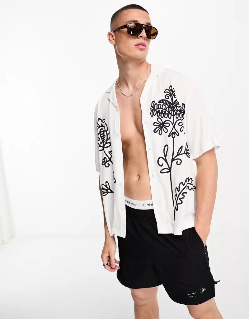 

Рубашка оверсайз с белым принтом в виде листьев Jack & Jones