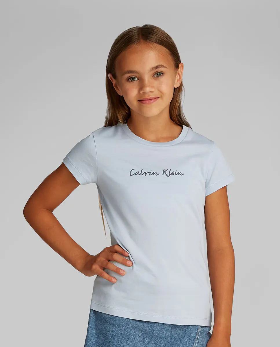 

Футболка для девочки с короткими рукавами и курсивным логотипом Calvin Klein, светло-голубой