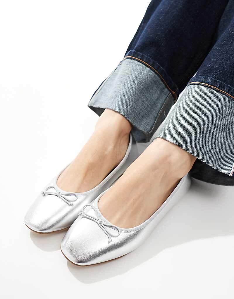 

Серебристые балетки на плоской подошве New Look