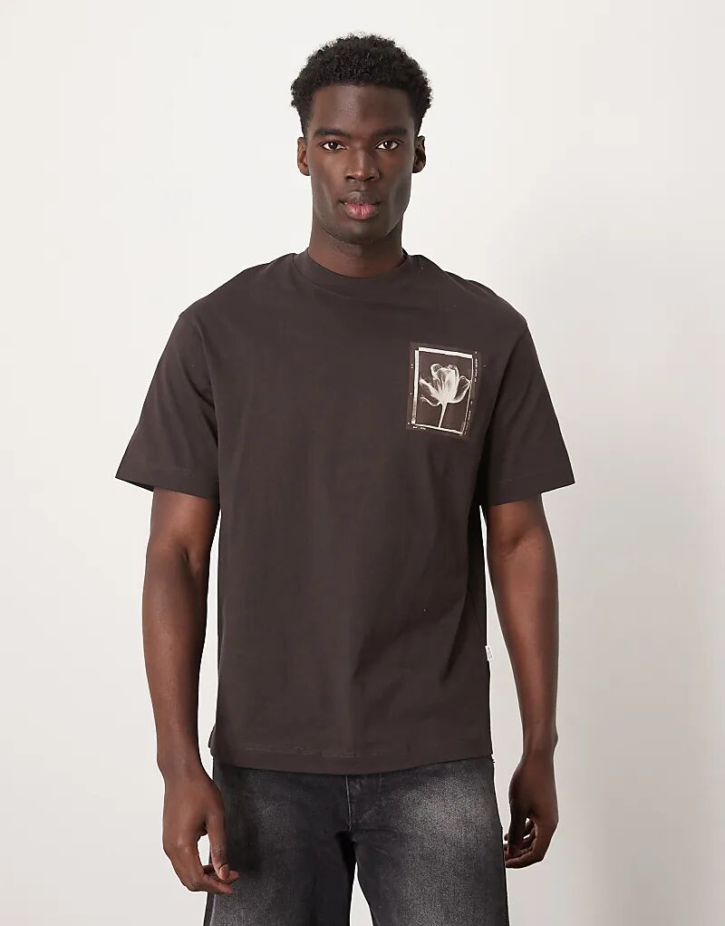 

Футболка oversize коричневого цвета с цветочным принтом на груди Selected Homme