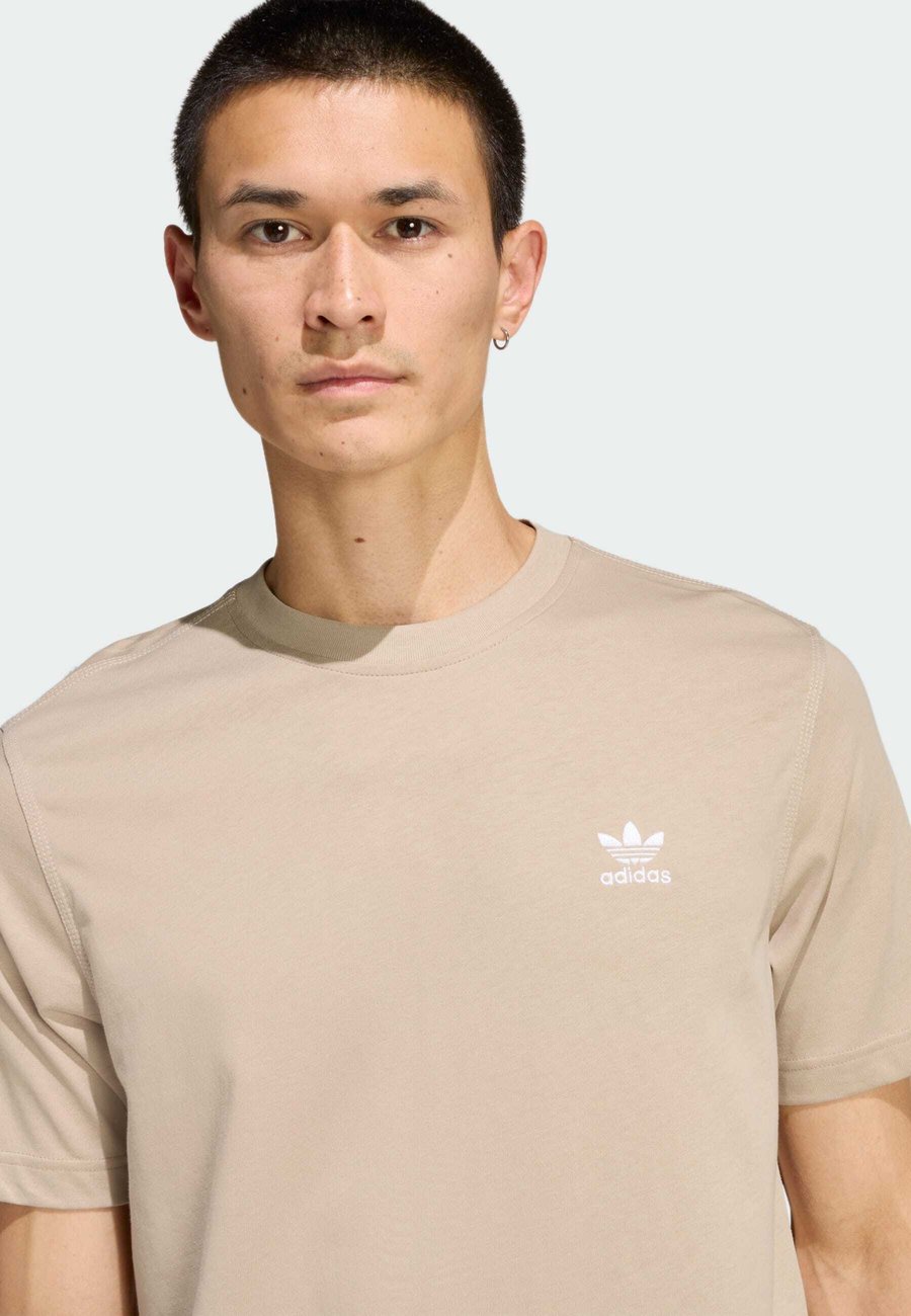 Футболка Adidas Originals TREFOIL TEE, Stone Khaki/Khaki — фото 3