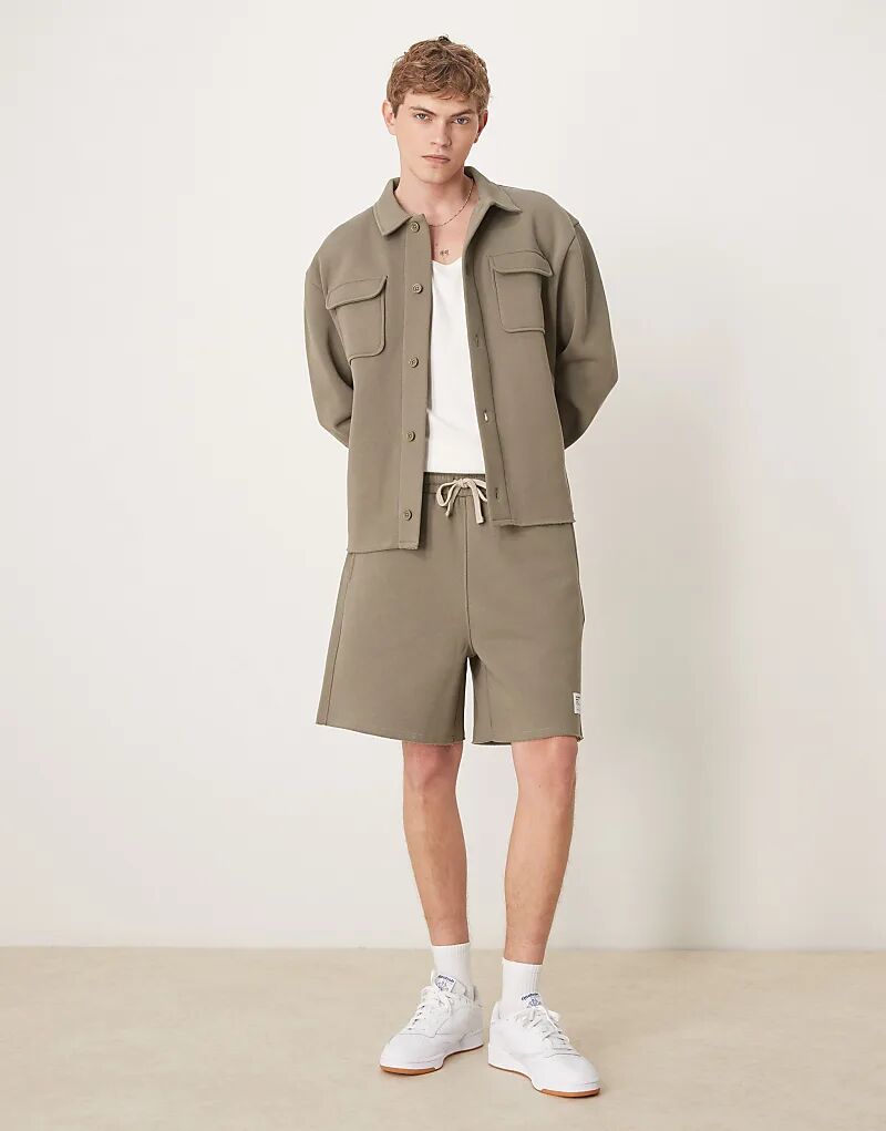 

Свободные шорты ASOS DESIGN с тканой нашивкой и необработанным краем цвета хаки — часть комплекта
