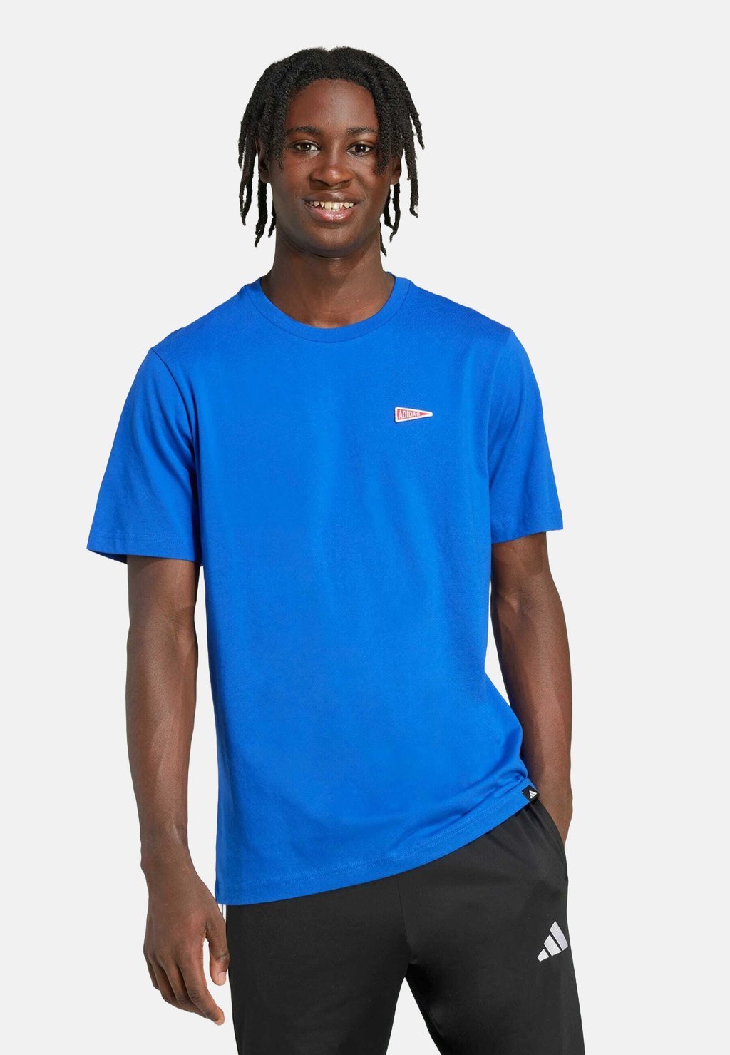 

Базовая футболка PENNANT TRIM GRAPHIC Adidas Sportswear, цвет Royal Blue