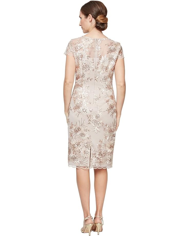 

Платье Alex Evenings Midi Length Embroidered Cap Sleeve Dress with Illusion Neckline and Scallop Detail Hem, цвет Champagne