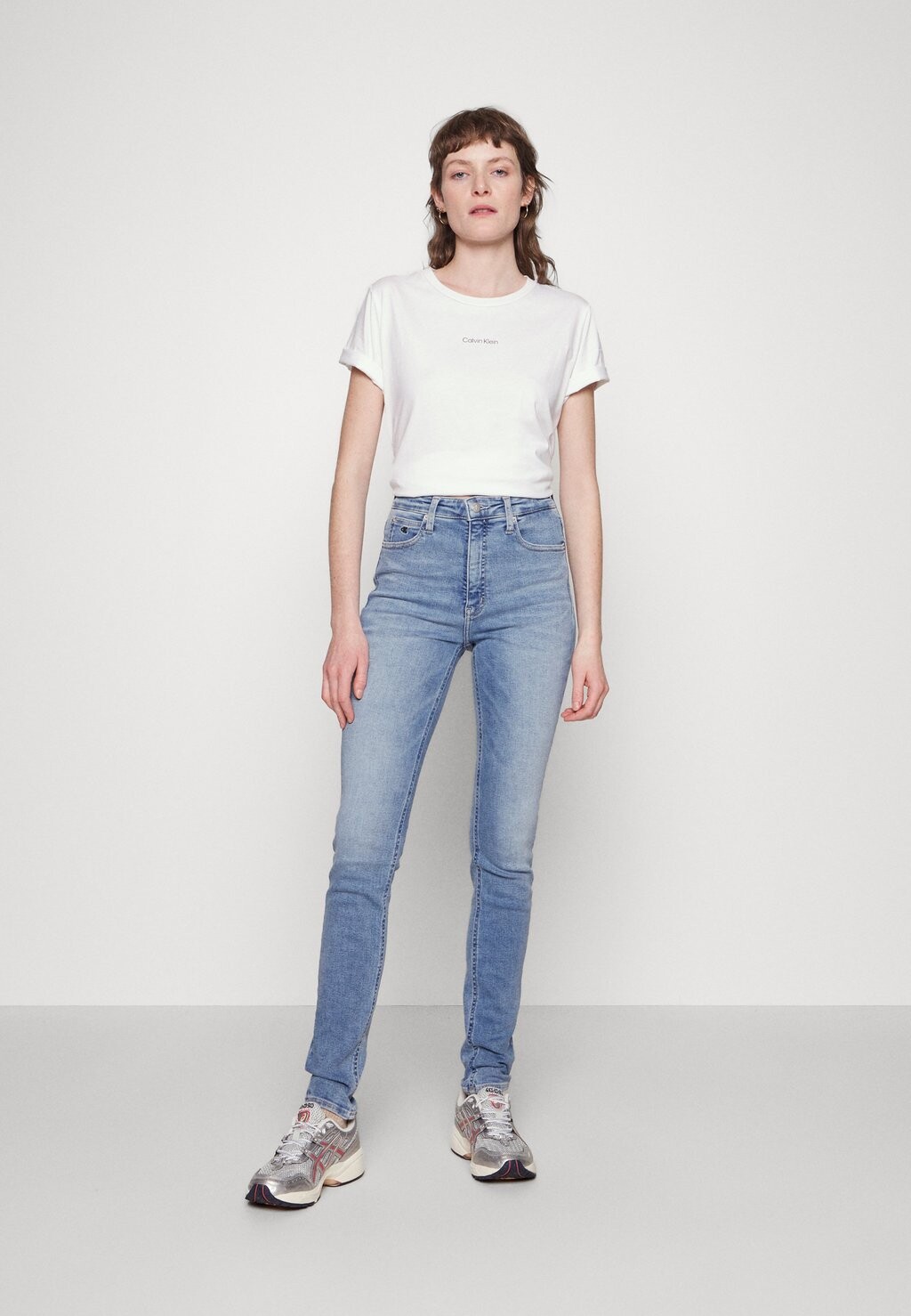 

Базовая футболка Micro Logo Calvin Klein, ярко-белая
