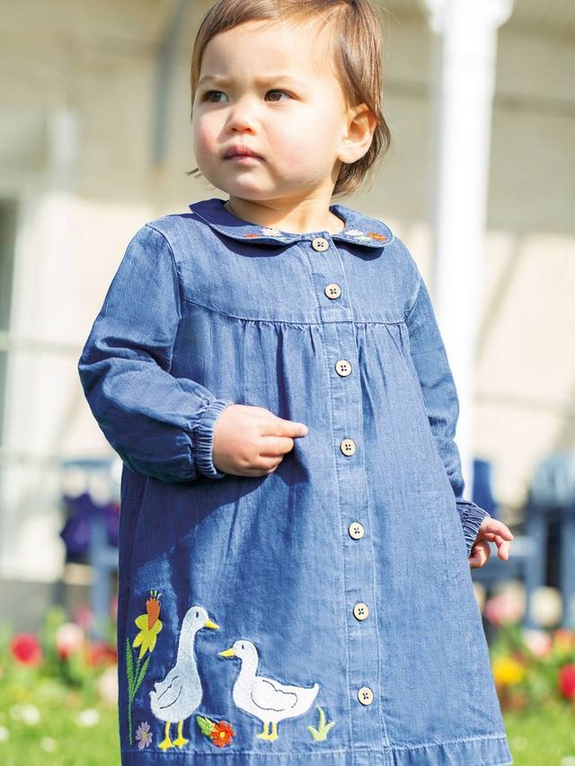 

Детское платье из органического хлопка emma duck с аппликацией из шамбре Frugi, синий