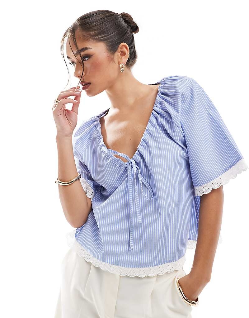 

ASOS DESIGN – пышная блузка с синими полосками, собранными у выреза