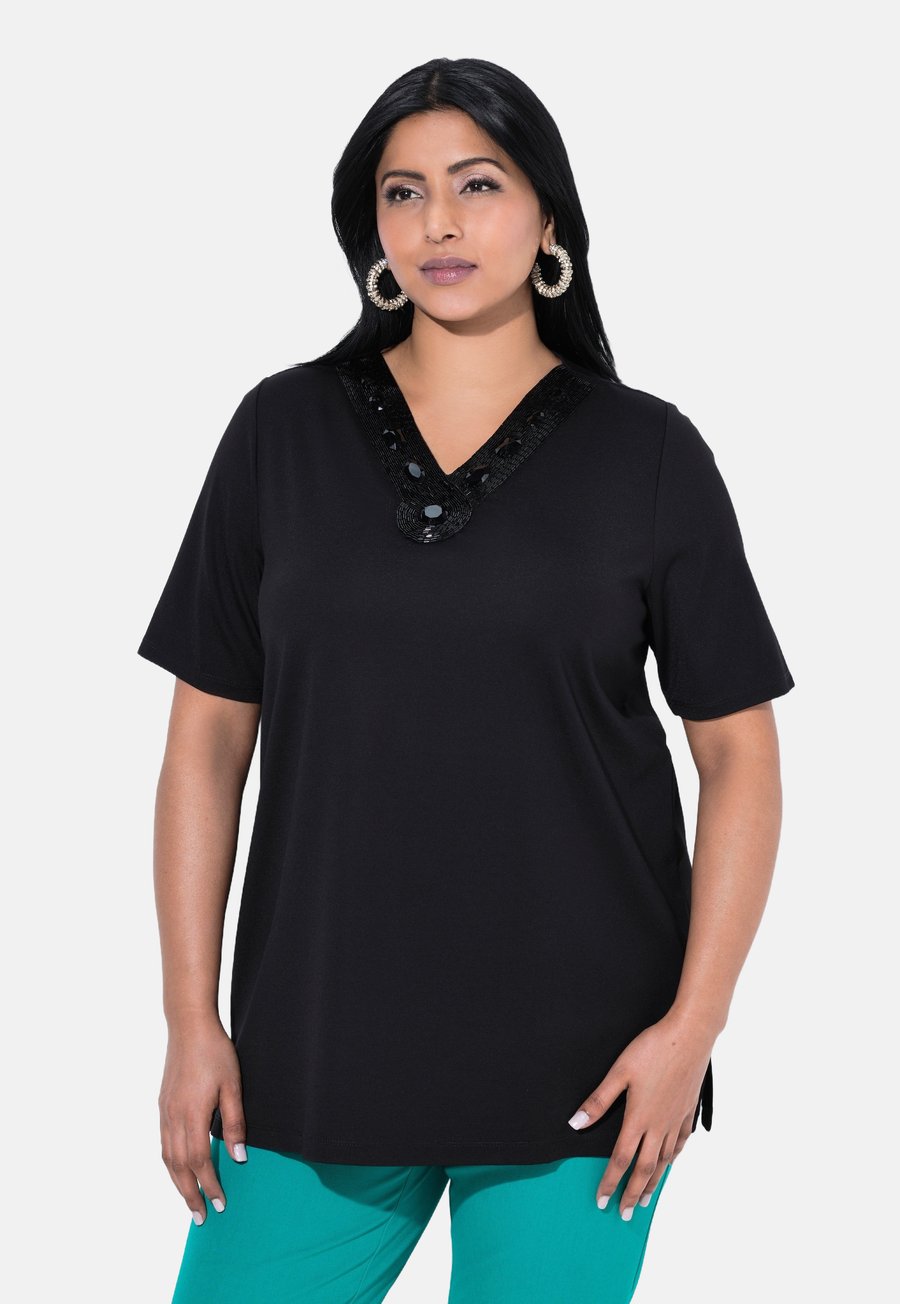 

Блуза Ulla Popken BEADED NECKLINE SHORT SLEEVE, Black