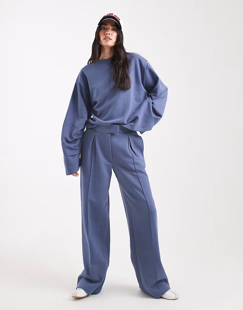 

Спортивные брюки свободного кроя с защипом сзади и декоративными швами, цвет деним синий Asos Design