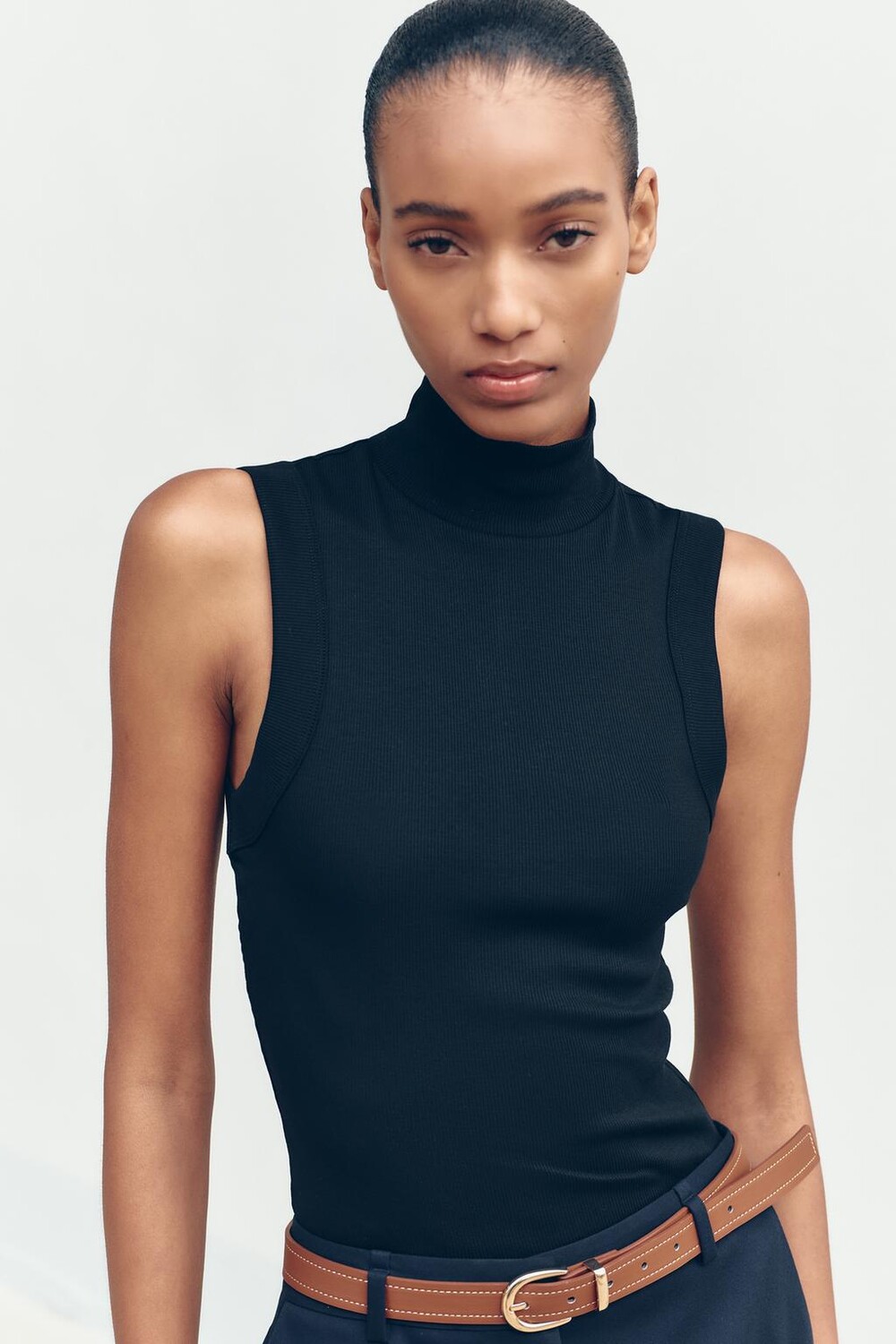 

Футболка с высоким воротом ZARA, черный