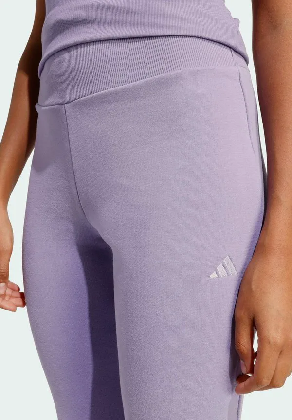 Сезонные базовые вещи: расклешенные спортивные брюки Adidas Sportswear, Magic Lilac — фото 3