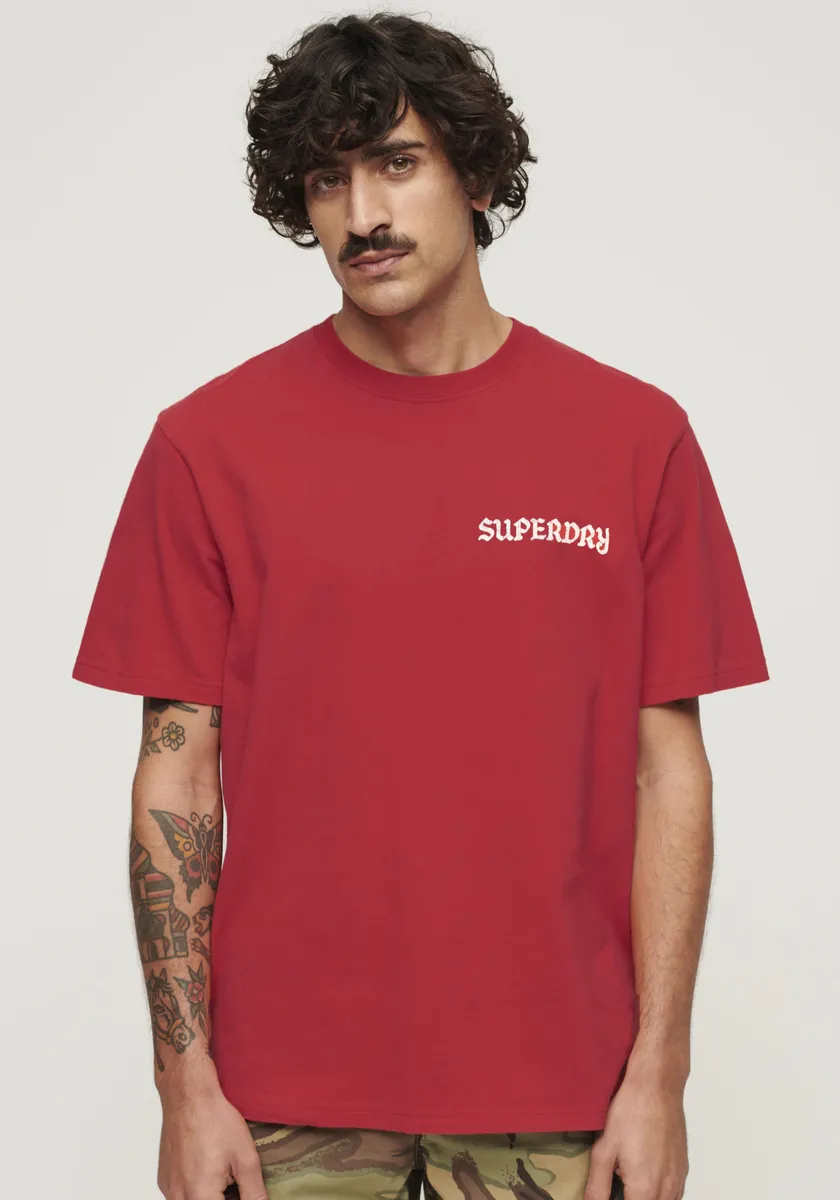 

Рубашка с принтом Superdry "SD-TATTOO GRAPHIC LOOSE T SHIRT", цвет Soda Pop Red